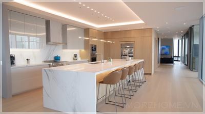Bếp hiện đại với các tính năng nhà thông minh, bao gồm hệ thống chiếu sáng điều khiển KNX, công tắc Bluetooth...