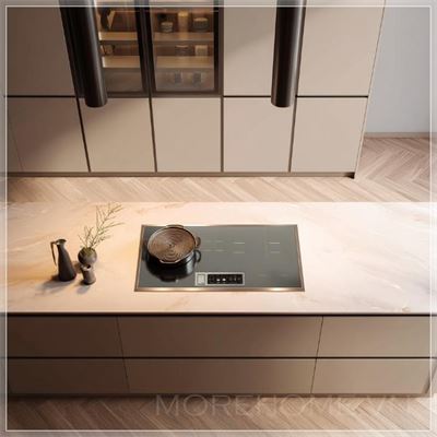 Một bếp kính được tích hợp vào mặt bàn bếp màu be trống, đặt trên đảo bếp với tủ màu xám nhạt. Cảnh vật...