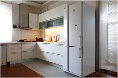 Trong bếp hiện đại có một chiếc tủ lạnh cửa đơn....